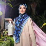 Nur Fazura Instagram - ✨RONA PETERANA✨ TUDUNG FAZURA KOLEKSI RONA PETERANA Koleksi Tudung FAZURA White Label kali ini dinamakan “Rona Peterana”, dimana ianya memberi sentuhan berbeza untuk sambutan Aidilfitri yang bakal menjelang tiba. Didatangkan dengan 10 corak abstrak dan geometri moden serta motif yang unik, sempurna untuk digayakan bersama busana lebaran anda. Tampil cantik bergaya dengan koleksi yang eksklusif dan elegan, menghiasi penampilan ”OOTD” anda di momen istimewa pada Hari Raya nanti. Didatangkan dengan 10 warna-warna yang eksklusif, koleksi ini juga sesuai digayakan oleh wanita bekerjaya masa kini. 🧕 You can find more information on the Rona Peterana collection from our Website: www.fazura.com Download App : FAZURA ShopeeMall: FazuraOfficialStore Visit our physical stores to try and get a closer look on RONA PETERANA collection at.. FAZURA Boutiques: ✨Sunway Putra Mall, Lot G31 (KL) ✨The Curve Shopping Mall, Lot 147B (PJ) ✨Ipoh Parade, Lot F-10 (Perak) ✨Aman Central, Lot 3-47 (Kedah) ✨East Coast Mall, L1-21 (Kuantan, Pahang) Mini Stores: ✨SOGO KL (Level 3) ✨SOGO i-City Shah Alam (Ground Floor) Micro Store: ✨Suria KLCC (PushCart) Pop-Up Store: ✨Komtar JBCC (Johor Bahru) Boleh juga dapatkan koleksi ✨RONA PETERANA✨ melalui @fazurabesties yang berdaftar ! !! Disebabkan oleh pencahayaan fotografi dan peranti berbeza yang digunakan untuk melihat produk yang dipaparkan, warna yang anda lihat mungkin berbeza sedikit daripada warna sebenar produk. #TudungFAZURA #TFWhiteLabel #WhiteLabel #MilikSemua #FAZURA #tudungFAZURARONAPETERANA #fazuralovers #tudungfazuraronpeterana