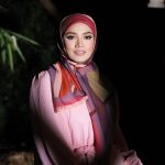 Nur Fazura Instagram - ✨RONA PETERANA✨ TUDUNG FAZURA KOLEKSI RONA PETERANA Koleksi Tudung FAZURA White Label kali ini dinamakan “Rona Peterana”, dimana ianya memberi sentuhan berbeza untuk sambutan Aidilfitri yang bakal menjelang tiba. Didatangkan dengan 10 corak abstrak dan geometri moden serta motif yang unik, sempurna untuk digayakan bersama busana lebaran anda. Tampil cantik bergaya dengan koleksi yang eksklusif dan elegan, menghiasi penampilan ”OOTD” anda di momen istimewa pada Hari Raya nanti. Didatangkan dengan 10 warna-warna yang eksklusif, koleksi ini juga sesuai digayakan oleh wanita bekerjaya masa kini. 🧕 You can find more information on the Rona Peterana collection from our Website: www.fazura.com Download App : FAZURA ShopeeMall: FazuraOfficialStore Visit our physical stores to try and get a closer look on RONA PETERANA collection at.. FAZURA Boutiques: ✨Sunway Putra Mall, Lot G31 (KL) ✨The Curve Shopping Mall, Lot 147B (PJ) ✨Ipoh Parade, Lot F-10 (Perak) ✨Aman Central, Lot 3-47 (Kedah) ✨East Coast Mall, L1-21 (Kuantan, Pahang) Mini Stores: ✨SOGO KL (Level 3) ✨SOGO i-City Shah Alam (Ground Floor) Micro Store: ✨Suria KLCC (PushCart) Pop-Up Store: ✨Komtar JBCC (Johor Bahru) Boleh juga dapatkan koleksi ✨RONA PETERANA✨ melalui @fazurabesties yang berdaftar ! !! Disebabkan oleh pencahayaan fotografi dan peranti berbeza yang digunakan untuk melihat produk yang dipaparkan, warna yang anda lihat mungkin berbeza sedikit daripada warna sebenar produk. #TudungFAZURA #TFWhiteLabel #WhiteLabel #MilikSemua #FAZURA #tudungFAZURARONAPETERANA #fazuralovers #tudungfazuraronpeterana
