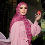 Nur Fazura Instagram - ✨RONA PETERANA✨ TUDUNG FAZURA KOLEKSI RONA PETERANA Koleksi Tudung FAZURA White Label kali ini dinamakan “Rona Peterana”, dimana ianya memberi sentuhan berbeza untuk sambutan Aidilfitri yang bakal menjelang tiba. Didatangkan dengan 10 corak abstrak dan geometri moden serta motif yang unik, sempurna untuk digayakan bersama busana lebaran anda. Tampil cantik bergaya dengan koleksi yang eksklusif dan elegan, menghiasi penampilan ”OOTD” anda di momen istimewa pada Hari Raya nanti. Didatangkan dengan 10 warna-warna yang eksklusif, koleksi ini juga sesuai digayakan oleh wanita bekerjaya masa kini. 🧕 You can find more information on the Rona Peterana collection from our Website: www.fazura.com Download App : FAZURA ShopeeMall: FazuraOfficialStore Visit our physical stores to try and get a closer look on RONA PETERANA collection at.. FAZURA Boutiques: ✨Sunway Putra Mall, Lot G31 (KL) ✨The Curve Shopping Mall, Lot 147B (PJ) ✨Ipoh Parade, Lot F-10 (Perak) ✨Aman Central, Lot 3-47 (Kedah) ✨East Coast Mall, L1-21 (Kuantan, Pahang) Mini Stores: ✨SOGO KL (Level 3) ✨SOGO i-City Shah Alam (Ground Floor) Micro Store: ✨Suria KLCC (PushCart) Pop-Up Store: ✨Komtar JBCC (Johor Bahru) Boleh juga dapatkan koleksi ✨RONA PETERANA✨ melalui @fazurabesties yang berdaftar ! !! Disebabkan oleh pencahayaan fotografi dan peranti berbeza yang digunakan untuk melihat produk yang dipaparkan, warna yang anda lihat mungkin berbeza sedikit daripada warna sebenar produk. #TudungFAZURA #TFWhiteLabel #WhiteLabel #MilikSemua #FAZURA #tudungFAZURARONAPETERANA #fazuralovers #tudungfazuraronpeterana