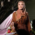 Nur Fazura Instagram - ✨RONA PETERANA✨ TUDUNG FAZURA KOLEKSI RONA PETERANA Koleksi Tudung FAZURA White Label kali ini dinamakan “Rona Peterana”, dimana ianya memberi sentuhan berbeza untuk sambutan Aidilfitri yang bakal menjelang tiba. Didatangkan dengan 10 corak abstrak dan geometri moden serta motif yang unik, sempurna untuk digayakan bersama busana lebaran anda. Tampil cantik bergaya dengan koleksi yang eksklusif dan elegan, menghiasi penampilan ”OOTD” anda di momen istimewa pada Hari Raya nanti. Didatangkan dengan 10 warna-warna yang eksklusif, koleksi ini juga sesuai digayakan oleh wanita bekerjaya masa kini. 🧕 You can find more information on the Rona Peterana collection from our Website: www.fazura.com Download App : FAZURA ShopeeMall: FazuraOfficialStore Visit our physical stores to try and get a closer look on RONA PETERANA collection at.. FAZURA Boutiques: ✨Sunway Putra Mall, Lot G31 (KL) ✨The Curve Shopping Mall, Lot 147B (PJ) ✨Ipoh Parade, Lot F-10 (Perak) ✨Aman Central, Lot 3-47 (Kedah) ✨East Coast Mall, L1-21 (Kuantan, Pahang) Mini Stores: ✨SOGO KL (Level 3) ✨SOGO i-City Shah Alam (Ground Floor) Micro Store: ✨Suria KLCC (PushCart) Pop-Up Store: ✨Komtar JBCC (Johor Bahru) Boleh juga dapatkan koleksi ✨RONA PETERANA✨ melalui @fazurabesties yang berdaftar ! !! Disebabkan oleh pencahayaan fotografi dan peranti berbeza yang digunakan untuk melihat produk yang dipaparkan, warna yang anda lihat mungkin berbeza sedikit daripada warna sebenar produk. #TudungFAZURA #TFWhiteLabel #WhiteLabel #MilikSemua #FAZURA #tudungFAZURARONAPETERANA #fazuralovers #tudungfazuraronpeterana