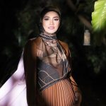 Nur Fazura Instagram - ✨RONA PETERANA✨ TUDUNG FAZURA KOLEKSI RONA PETERANA Koleksi Tudung FAZURA White Label kali ini dinamakan “Rona Peterana”, dimana ianya memberi sentuhan berbeza untuk sambutan Aidilfitri yang bakal menjelang tiba. Didatangkan dengan 10 corak abstrak dan geometri moden serta motif yang unik, sempurna untuk digayakan bersama busana lebaran anda. Tampil cantik bergaya dengan koleksi yang eksklusif dan elegan, menghiasi penampilan ”OOTD” anda di momen istimewa pada Hari Raya nanti. Didatangkan dengan 10 warna-warna yang eksklusif, koleksi ini juga sesuai digayakan oleh wanita bekerjaya masa kini. 🧕 You can find more information on the Rona Peterana collection from our Website: www.fazura.com Download App : FAZURA ShopeeMall: FazuraOfficialStore Visit our physical stores to try and get a closer look on RONA PETERANA collection at.. FAZURA Boutiques: ✨Sunway Putra Mall, Lot G31 (KL) ✨The Curve Shopping Mall, Lot 147B (PJ) ✨Ipoh Parade, Lot F-10 (Perak) ✨Aman Central, Lot 3-47 (Kedah) ✨East Coast Mall, L1-21 (Kuantan, Pahang) Mini Stores: ✨SOGO KL (Level 3) ✨SOGO i-City Shah Alam (Ground Floor) Micro Store: ✨Suria KLCC (PushCart) Pop-Up Store: ✨Komtar JBCC (Johor Bahru) Boleh juga dapatkan koleksi ✨RONA PETERANA✨ melalui @fazurabesties yang berdaftar ! !! Disebabkan oleh pencahayaan fotografi dan peranti berbeza yang digunakan untuk melihat produk yang dipaparkan, warna yang anda lihat mungkin berbeza sedikit daripada warna sebenar produk. #TudungFAZURA #TFWhiteLabel #WhiteLabel #MilikSemua #FAZURA #tudungFAZURARONAPETERANA #fazuralovers #tudungfazuraronpeterana