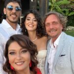 Nurgül Yeşilçay Instagram – 👉Geçen gün canım yeğenim,ilk göz ağrım Buse yi evlendirdik💃💃💃 @busecelikfarrando 
👉Damadımız Fransız dünya tatlısı💖
Uluslarası bi düğün oldu🙃fıkra gibiydi😂
👉ben iki metre kirpik takmayı ihmal etmedim! Bulmuşum fırsatı kaçırmam😉
👉önce ufak ufak başlayan gecede tabii ki ayakkabılar atılıp gül memeler çağlandı😂
👉herşeye rağmen bulup buluşturup İzmir e styling yapıp gönderen süper ekip teşekkürler❤️❤️❤️
@alfabetaevening @dorukkakiz @filizkoruyan @cengizakturkofficial