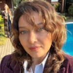 Nurgül Yeşilçay Instagram – Bi süredir buralarda yoktum! Hastanelerde boğuşuyordum çünkü!
-Kendi kullandığım araçla büyük bi kaza atlattım! Ağzıma,çeneme dikişler atıldı! Hasar kaldı ve bi süre daha devam edecek! Accık yamuğum ama gayet iyiyim anlayacağınız;))
-siz siz olun emniyet kemerinizi takın lütfen!!!