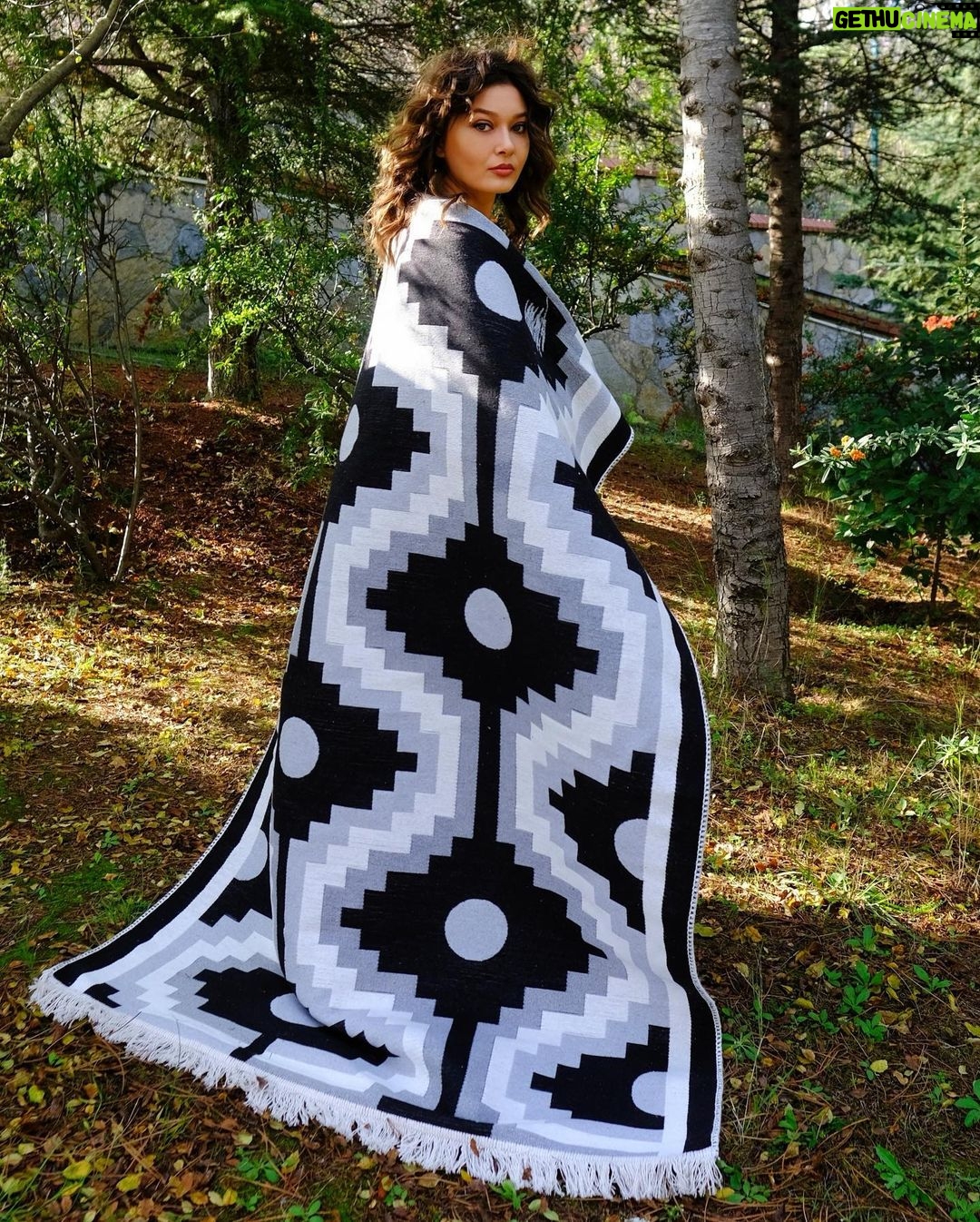 Nurgül Yeşilçay Instagram - Ben harika bir ekip için kilimler tasarladım❤️kilimler kadınların sanat eserleri değil mi yıllardır zaten❤️ buyrun burdan bakın👉 20 kasımdan itibaren kendi web sitelerinde👉 @thekeep_shop