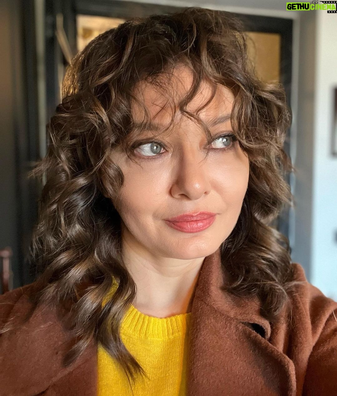 Nurgül Yeşilçay Instagram - 👀 #birbardabirgece 👆🍻👆🌚 (emojiyle yazdım🤪🤓) 🔜 @istanbuldasdas da! @afrasaracoglu