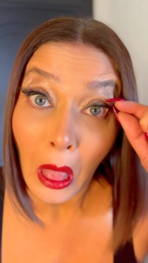 Nurgül Yeşilçay Instagram - 💋Kızlar itiraf edin hepimiz böyle değil myz😂
💋Yoksa siz düğün dernekden,davetten nebiliyim kırmızı halıdan🤪sonra elbisenizi parçalıyıp,sıkan ayakkabınızı pencereden fırlatmak istemiyo msnz🥳🤪🤪🤪
💋Kamoooonnn bizbizeyiz;)) itiraf zamanı😜