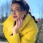 Nurgül Yeşilçay Instagram - Ben buraları çok boşladım yaaa!!!Hiç merak etmedim kim naapıyo valla😔Ama azcık normalleşme hepimize iyi geldi sanki😜Mart zaten benim ayım🥳🥳 kış uykusundan uyanma zamanı sarı sarı🌼🐝💛🍋 Foto: @iremkilicli @kaygusuz Makeup: @beseyustel Styling: @oguztabur