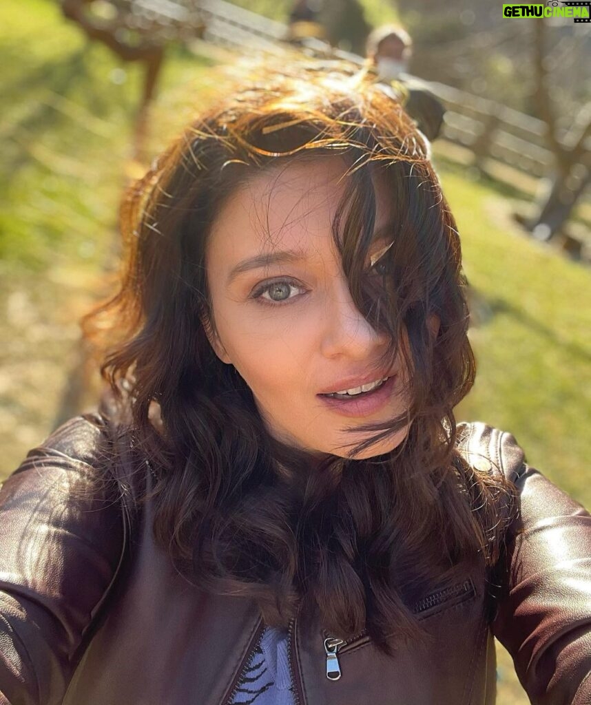 Nurgül Yeşilçay Instagram - Havanın bu kdr güzelliği,güneş fln ne alaka şimdi