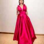 Nurgül Yeşilçay Instagram – Özbekistan’a beni pamuk elleriyle gönderen sevgili ekibim🥰💖💖💖
#taşkentfilmfestivali 
Elbise: @nihanpeker
Mücevher: @the_ninon
Styling: @itsardagurdal
💖💖💖 Tashkent, Uzbekistan