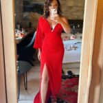 Nurgül Yeşilçay Instagram - 👉Geçen gün canım yeğenim,ilk göz ağrım Buse yi evlendirdik💃💃💃 @busecelikfarrando 👉Damadımız Fransız dünya tatlısı💖 Uluslarası bi düğün oldu🙃fıkra gibiydi😂 👉ben iki metre kirpik takmayı ihmal etmedim! Bulmuşum fırsatı kaçırmam😉 👉önce ufak ufak başlayan gecede tabii ki ayakkabılar atılıp gül memeler çağlandı😂 👉herşeye rağmen bulup buluşturup İzmir e styling yapıp gönderen süper ekip teşekkürler❤️❤️❤️ @alfabetaevening @dorukkakiz @filizkoruyan @cengizakturkofficial