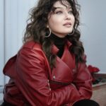 Nurgül Yeşilçay Instagram – Tam fotoları koyarken iyi haftalar dileyeceklen “dolar”ı gördüm😵‍💫 
İyi haftalar🙃 foto: @ozanguzelce 💖 @tubaerginofficial