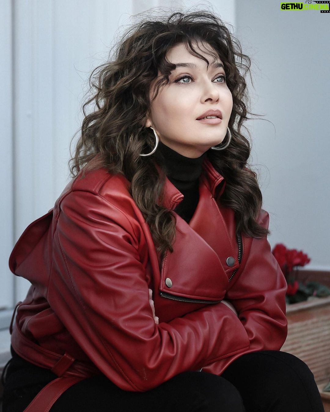 Nurgül Yeşilçay Instagram - Tam fotoları koyarken iyi haftalar dileyeceklen “dolar”ı gördüm😵💫 İyi haftalar🙃 foto: @ozanguzelce 💖 @tubaerginofficial