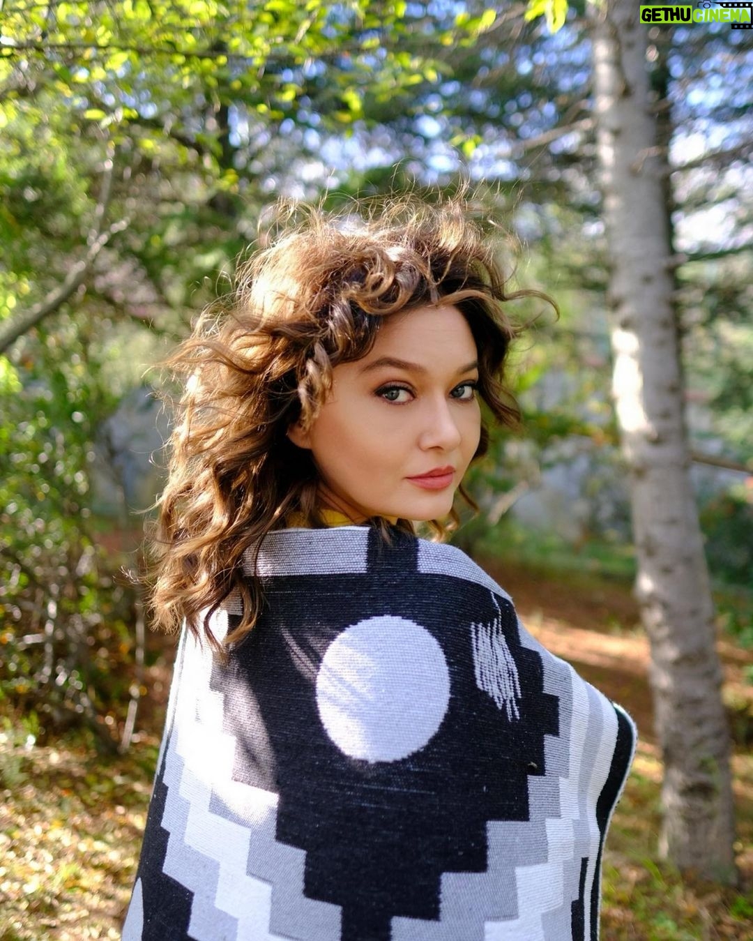 Nurgül Yeşilçay Instagram - Ben harika bir ekip için kilimler tasarladım❤️kilimler kadınların sanat eserleri değil mi yıllardır zaten❤️ buyrun burdan bakın👉 20 kasımdan itibaren kendi web sitelerinde👉 @thekeep_shop