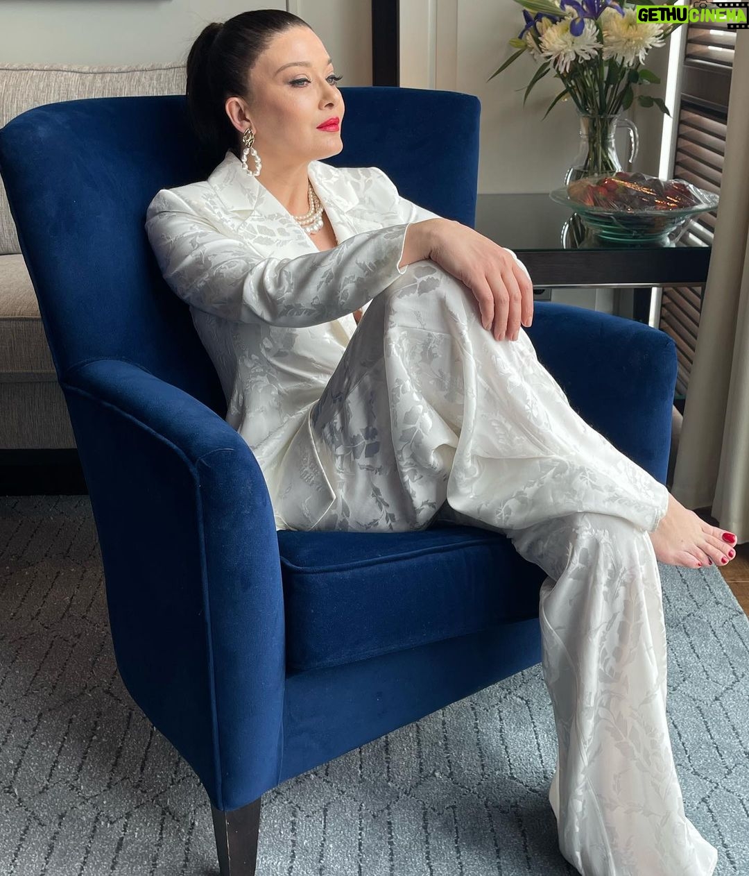 Nurgül Yeşilçay Instagram - Hepimizin anneler günü kutlu olsun🥳🥳🥳🥳 Mutlu ve güçlü kalın!!! #happymadherday
