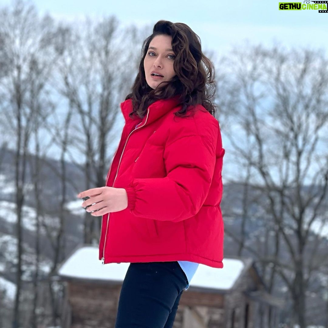 Nurgül Yeşilçay - 141.4K Likes - Buralar karlı hala😍 ama havaya cemre düştü bahar geliyooooo🌸🌼🌺 Çok heyecanlııııı
Foto: @iremkilicli