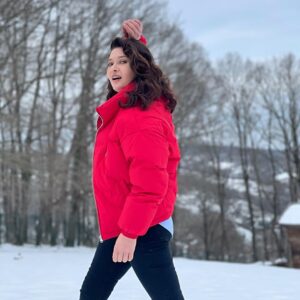 Nurgül Yeşilçay Instagram - Buralar karlı hala😍 ama havaya cemre düştü bahar geliyooooo🌸🌼🌺 Çok heyecanlııııı
Foto: @iremkilicli