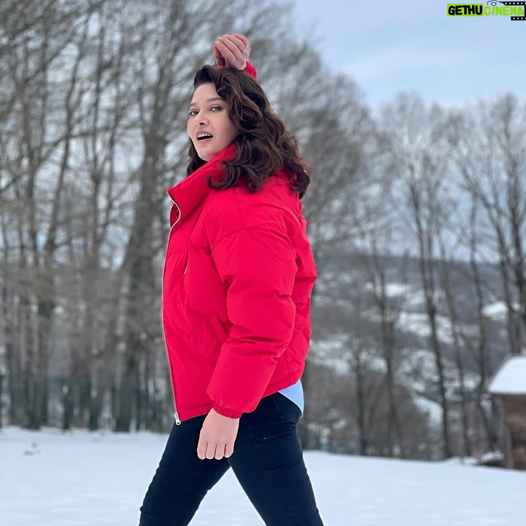Nurgül Yeşilçay - 141.4K Likes - Buralar karlı hala😍 ama havaya cemre düştü bahar geliyooooo🌸🌼🌺 Çok heyecanlııııı
Foto: @iremkilicli
