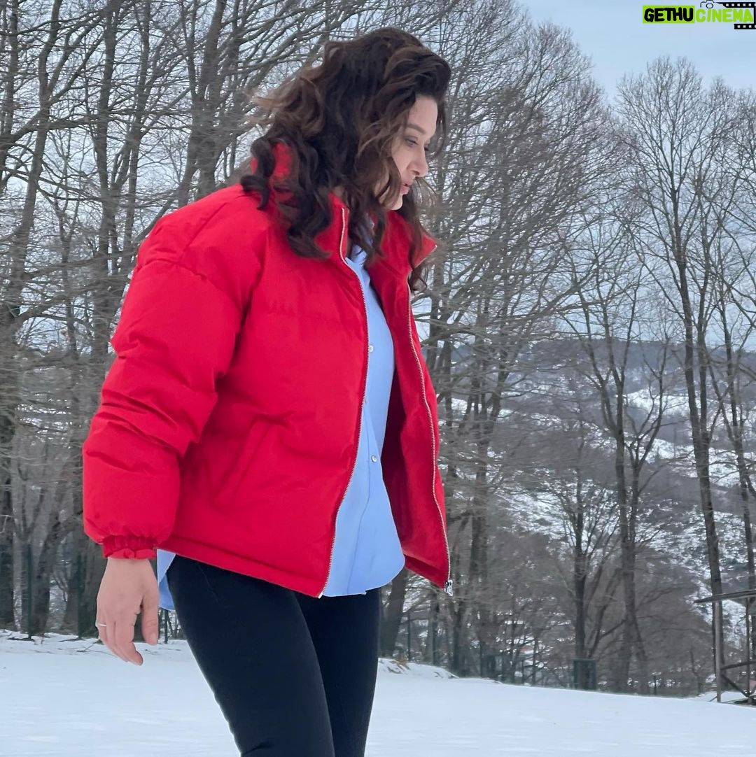 Nurgül Yeşilçay - 141.4K Likes - Buralar karlı hala😍 ama havaya cemre düştü bahar geliyooooo🌸🌼🌺 Çok heyecanlııııı
Foto: @iremkilicli