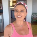 Nurgül Yeşilçay Instagram – Hadi haftasonu yemeğimiz çıktı🥳🥳 
Tarif çok kolay;))
Patlıcanları zeytin yağında kızart,sonra onu başka tavaya al altını yak;) içine sarımsak koy beraber kavur, sonra domates rendesi biraz salça birazda makarna suyu koy bitti;)) üzerine İtalyan köy peyniri mozzarella bulamazsan kendi köy peynirinden koy süper oluyo;)) Afiyet olsun yarasın💖