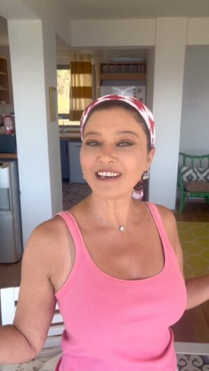 Nurgül Yeşilçay Instagram - Hadi haftasonu yemeğimiz çıktı🥳🥳 
Tarif çok kolay;))
Patlıcanları zeytin yağında kızart,sonra onu başka tavaya al altını yak;) içine sarımsak koy beraber kavur, sonra domates rendesi biraz salça birazda makarna suyu koy bitti;)) üzerine İtalyan köy peyniri mozzarella bulamazsan kendi köy peynirinden koy süper oluyo;)) Afiyet olsun yarasın💖