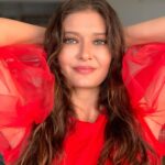 Nurgül Yeşilçay Instagram – Çalışma mevsimi geldi❤️kımıl kımıl bir hafta maşaallah💃💃💃
#worktime #kefaret