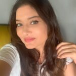 Nurgül Yeşilçay Instagram – “Yağmur tavına ekilen darıdan, kocasından sonra kalkan karıdan fayda gelmez” diye kaynananın gelinine laf sokmak için uydurduğu bi atasözü öğrendim bugün;) Konu yağmurdan kadına nasıl geldi bilinmiyor;))Sizde de varsa yazın gülelim;)) Neyse donsuz geceler😁