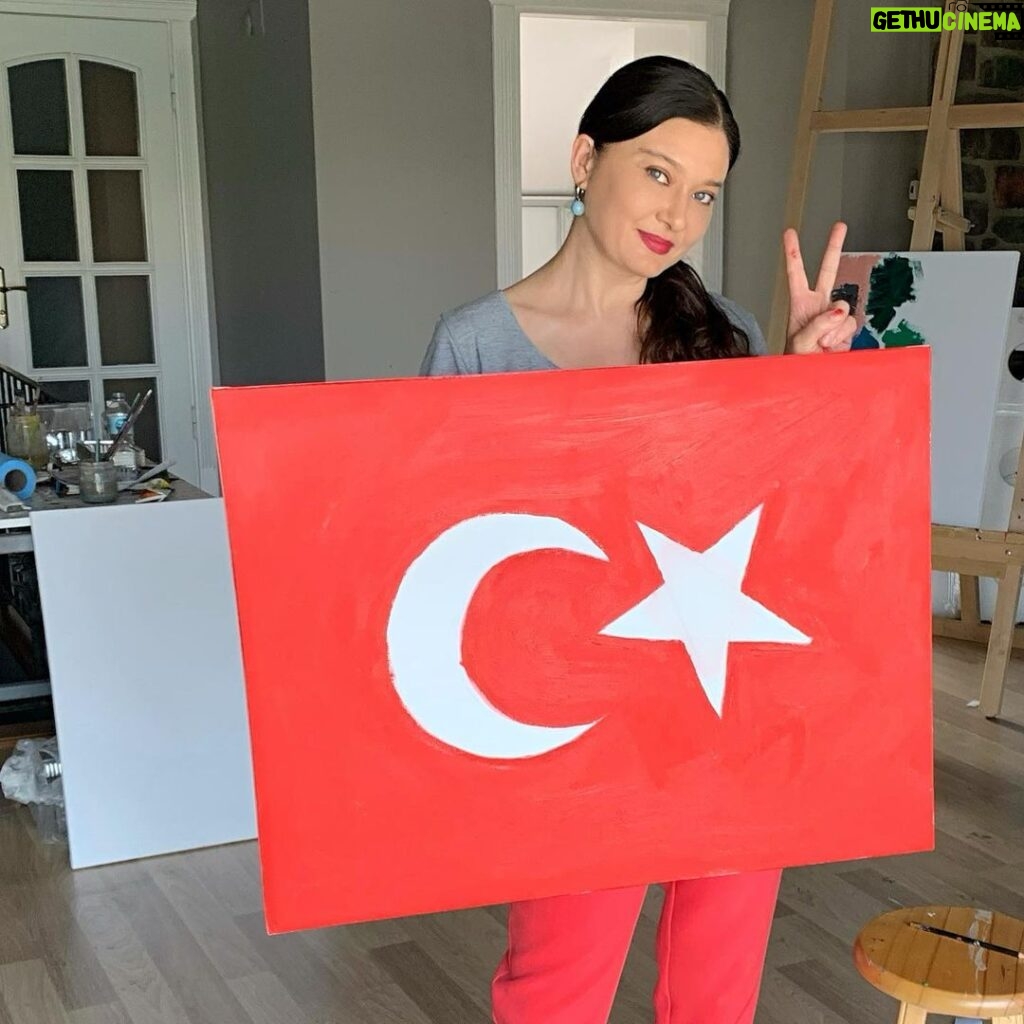 Nurgül Yeşilçay Instagram - Evde bayrakları bulamadım!Dağınığız biraz bu aralar!!! Ben de kendim yapıyım dedim! Çok da güzel oldu!Hiç bir milli bayram bayrağımızı asmadan geçmemeli bence! #19mayısatatürküanmagençlikvesporbayramı kutlu mutlu olsun🇹🇷🇹🇷🇹🇷