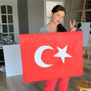 Nurgül Yeşilçay Instagram - Evde bayrakları bulamadım!Dağınığız biraz bu aralar!!! Ben de kendim yapıyım dedim! Çok da güzel oldu!Hiç bir milli bayram bayrağımızı asmadan geçmemeli bence! #19mayısatatürküanmagençlikvesporbayramı  kutlu mutlu olsun🇹🇷🇹🇷🇹🇷