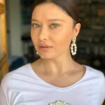 Nurgül Yeşilçay Instagram - Çok önemli bi soru😂 İlk resmi @necati_kocabay çekti! İkinci resmi ben kendim bizzat çektim! O diyo ki benimki güzel oldu! Ben diyorum ki benimki! “İkisi de çirkaaaannn”ları blokluyorum🤪