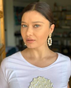 Nurgül Yeşilçay Instagram - Çok önemli bi soru😂 İlk resmi @necati_kocabay çekti! İkinci resmi ben kendim bizzat çektim! O diyo ki benimki güzel oldu! Ben diyorum ki benimki! “İkisi de çirkaaaannn”ları blokluyorum🤪
