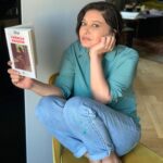 Nurgül Yeşilçay Instagram - Tanıyanlar bilir! Heyecanla bi şey okuyosam rahat rahat oturup okuyamıyorum!Rahatsız bi yere “tünemem”gerekiyo🤪🤪🤪 Bu dönemde de yine yeniden Emile Zola ya düştüm! Aşk,ihtiras,gözyaşı,kirli aşk üçgenlerinin en edebi hali❤️ Sarsarcasına tavsiye ederim!!! Siz neler okuyosunuz?Ya da doğru soru:Okuyabiliyo musunuz? #tavsiyekitap #booklover