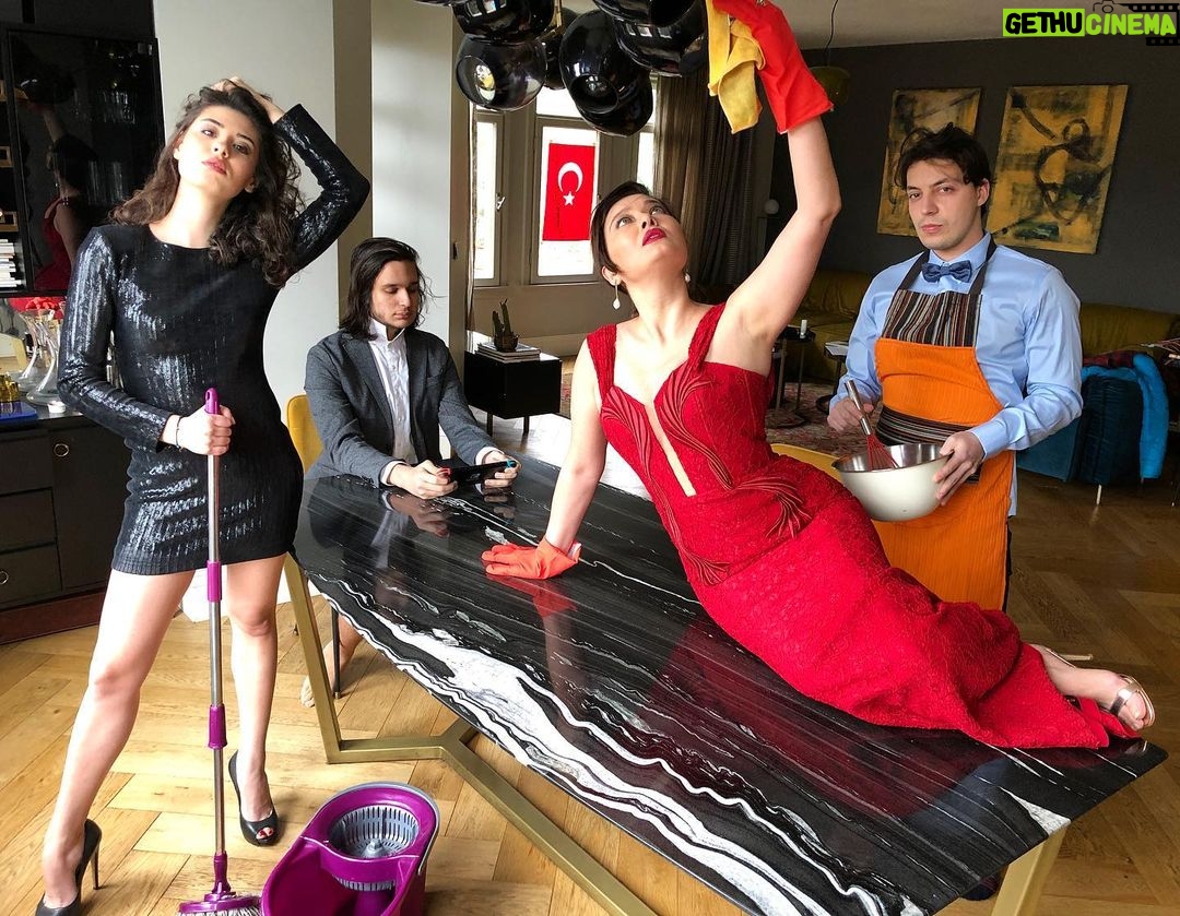 Nurgül Yeşilçay Instagram - Evde Bayram temizliği🥳🥳🥳 Neydi “evde daha verimli çalışmak için eşofmanla yat kalk yapmıyoruz, üstümüzü işe gider gibi değiştiriyoruz” doğru anlamış mıyız🤗 Foto: @necati_kocabay