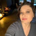Nurgül Yeşilçay Instagram - Bugün: Bütün ayakkabı bağlarının her iki taraftada aynı uzunlukta olmasını sağladım! Tabii önce kurşun kalemleri ayrı,tükenmez kalemleri(tükenenlerini ayırıp atarak)ayırdıktan sonra🤗 Kablolara çok sinirleniyorum bu aralar🤦‍♀️ çok kablo var!heryerdeler!!! 🙋‍♀️Ben gayet İyiyim yani🤗sizzzz😉