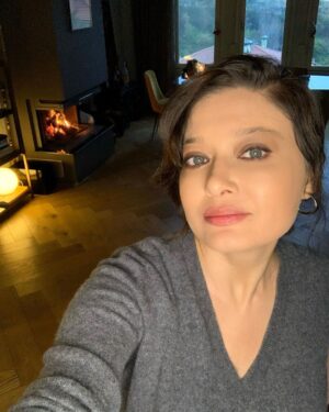 Nurgül Yeşilçay Instagram - Bugün: Bütün ayakkabı bağlarının her iki taraftada aynı uzunlukta olmasını sağladım! Tabii önce kurşun kalemleri ayrı,tükenmez kalemleri(tükenenlerini ayırıp atarak)ayırdıktan sonra🤗 Kablolara çok sinirleniyorum bu aralar🤦‍♀️ çok kablo var!heryerdeler!!! 🙋‍♀️Ben gayet İyiyim yani🤗sizzzz😉