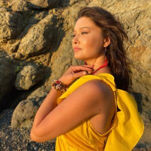 Nurgül Yeşilçay Instagram - Taze taze fotolar getirdim💛Canım @keremakcaba çekti💛 Döktürdü pardon🤩
🌼 @brandroomtr  @jehanintakilari