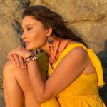 Nurgül Yeşilçay Instagram – Taze taze fotolar getirdim💛Canım @keremakcaba çekti💛 Döktürdü pardon🤩
🌼 @brandroomtr  @jehanintakilari