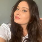 Nurgül Yeşilçay Instagram – “Yağmur tavına ekilen darıdan, kocasından sonra kalkan karıdan fayda gelmez” diye kaynananın gelinine laf sokmak için uydurduğu bi atasözü öğrendim bugün;) Konu yağmurdan kadına nasıl geldi bilinmiyor;))Sizde de varsa yazın gülelim;)) Neyse donsuz geceler😁