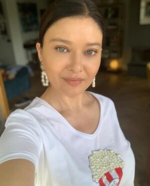 Nurgül Yeşilçay Instagram - Çok önemli bi soru😂 İlk resmi @necati_kocabay çekti! İkinci resmi ben kendim bizzat çektim! O diyo ki benimki güzel oldu! Ben diyorum ki benimki! “İkisi de çirkaaaannn”ları blokluyorum🤪