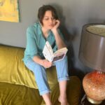 Nurgül Yeşilçay Instagram - Tanıyanlar bilir! Heyecanla bi şey okuyosam rahat rahat oturup okuyamıyorum!Rahatsız bi yere “tünemem”gerekiyo🤪🤪🤪 Bu dönemde de yine yeniden Emile Zola ya düştüm! Aşk,ihtiras,gözyaşı,kirli aşk üçgenlerinin en edebi hali❤️ Sarsarcasına tavsiye ederim!!! Siz neler okuyosunuz?Ya da doğru soru:Okuyabiliyo musunuz? #tavsiyekitap #booklover