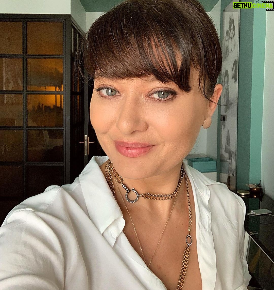 Nurgül Yeşilçay Instagram - Dudağımı yemişim uyurken! Öyle bi iştah açıklığı😂
