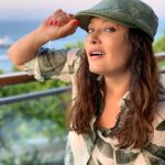 Nurgül Yeşilçay Instagram - Naaapıyosunuz? -Ben bu aralar buralardan kopuk yaşıyorum! Kafam meşgul bişeylerle!Bi araştırma,soruşturma,bakınma halleri! -Bu arada joker’i izledim”karakter nasıl yaratılır” tokadımı yiyip oturdum yerime! -Bu arada yaz bitmiş,hava sonbahar kokuyo! Yakında güzel renkler saracak heryeri!Eylül’ün o çılgın enerjisi biraz sakinliğe bırakmış kendini! -bu arada sağlığınıza dikkat edin ltf! Şahane bi hafta olsun e mi❤️ -bu arada ne gıcık bi foto😂Baksana dümdük ne o öyle yandan yandan!