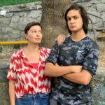 Nurgül Yeşilçay Instagram - Sanırsın karanlık odada,çiğ etle besledim🤣🤣Korkmuyorum canım ne alakası var🤣 #ergengibiergen #ergenanası #teenager @psychonejat ❤️