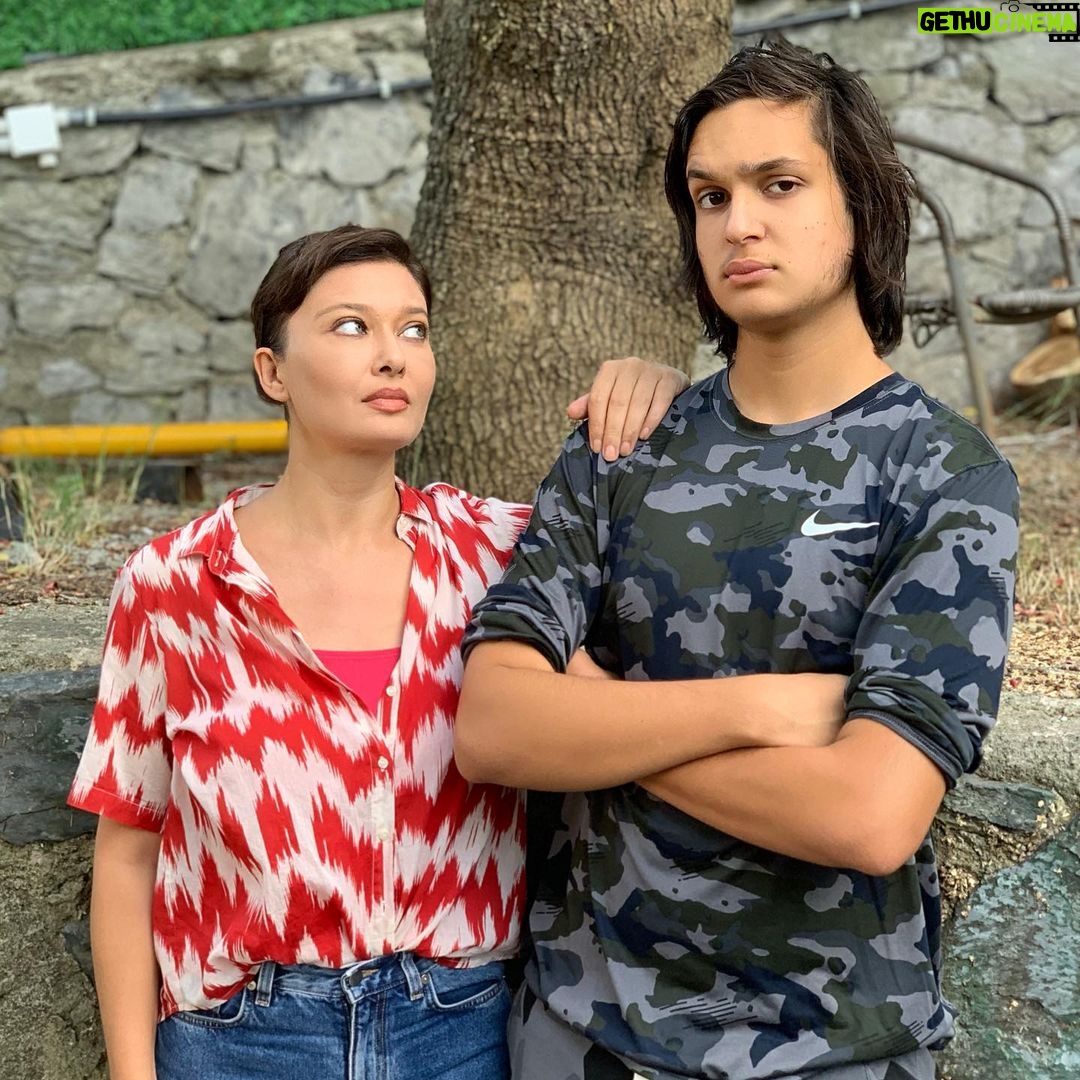 Nurgül Yeşilçay Instagram - Sanırsın karanlık odada,çiğ etle besledim🤣🤣Korkmuyorum canım ne alakası var🤣 #ergengibiergen #ergenanası #teenager @psychonejat ❤️