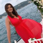 Nurgül Yeşilçay Instagram - Komşu gelinimiz oldu;)Düğünümüz bol sirtakiliydi;))Mutlulukla,güzellikle çok güzel yıllara inş🙏🇬🇷🇹🇷 #evigokhanwedding #biyastiktakocayin #istanbul Istanbul, Turkey