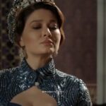 Nurgül Yeşilçay Instagram - 😂😂😂Hahaaaayyyy ayyy offf çok güldüm!Yapanın ellerine sağlık👏👏Derdime derman oldu!🤣Bir günü böyle atlattık😂3 gün daha var di mi🤪O zmn hala ve daha fazla iyi bayramlar🥳🤪🤩 #eidmubarek #eidmubarak #kösemsultan #kosemsultan #billieeilish @4nurgulyesilcay 👍😍❤️ Topkapi Palace Istanbul