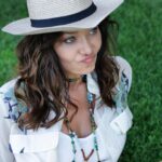 Nurgül Yeşilçay Instagram - “Bayramda tatile gitmekte yani ne biliyim biraz yani böööle vıcık vıcık kalabalık! tatil mi yapıyon kahır mı çekiyon belli diil!”derler ya!!!Sanırsın #istanbul da kalan gününü gün ediyo😂Hayatımda oturmadığım kadar kös kös oturuyom🙃Kalkıyım göbek atıyım bari bi kendime gelirim offff💃💃