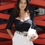 Nurgül Yeşilçay Instagram - Kaynana olunca geline nisbet yapacak kadar güzel çıkmışım hiç bikbiklenmeyin şimdi pazar pazar😂 Bu arada hazır kilo vermişken artık alabilirim di mi🤦‍♀️ Siz o kiloya gelince nassıl kalabiliyonuz? Ben verir vermez bi gevşiyorum! Amaaan diyorum nasılsa geri veririm üç günlük dünya çok da şaapmıyım😂😜 Tabiii eyyy bugünümüzü sağlayan bütün topuklu ayakkabıları sevgi ve saygıyla selamlıyorum😍👠 #pazar #sunday #ergenanası Istanbul, Turkey