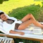 Nurgül Yeşilçay Instagram - Gizli gizli çekmeyin ben şööle koyıyım hepimiz rahat edelim;)) Çooookkkk iyi akşamlar🦋