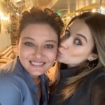 Nurgül Yeşilçay Instagram - Dedikodunun dibine vurduk! Ohhh be özlemişimmmm❤️ Kızım diil mi öper tabiiiii😂 @afrasaracoglu
