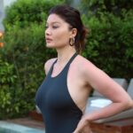Nurgül Yeşilçay Instagram - Ergenler evde temizlik yapıyo! Ben de havuz başında takılıyom! Ana gibi anayım!